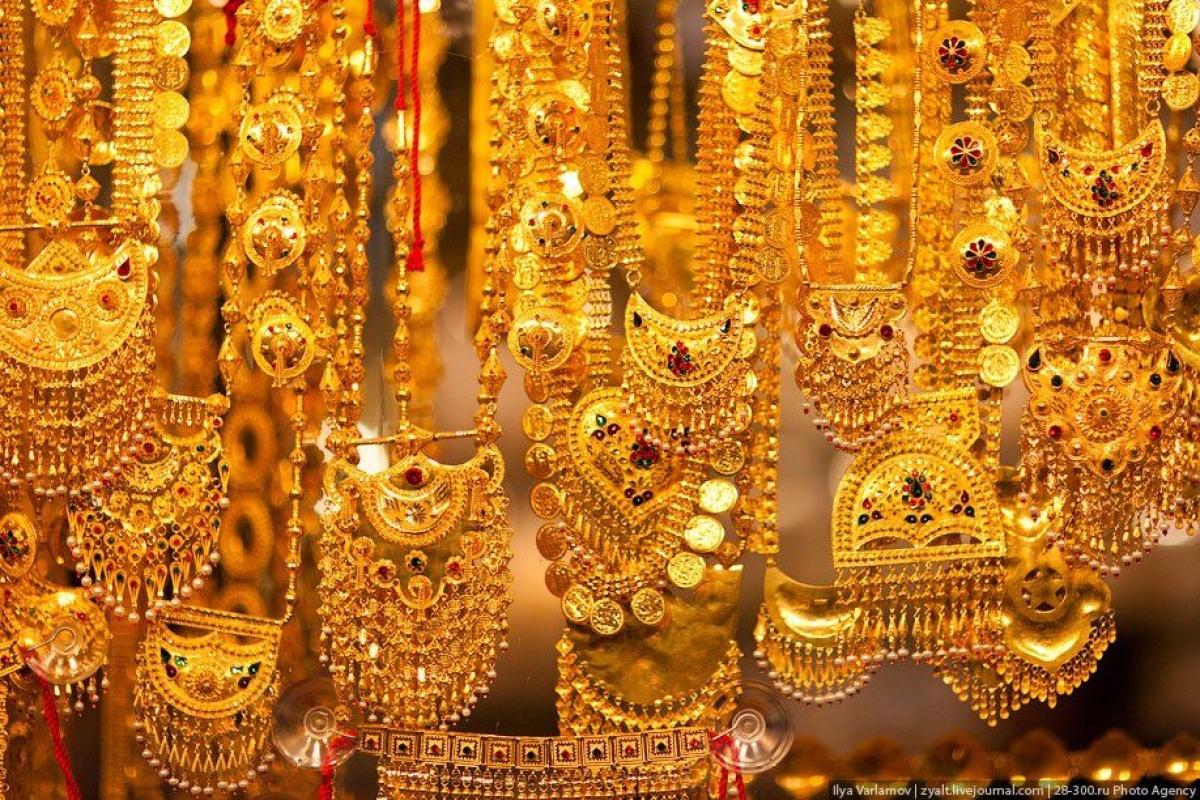 Gold Prices Dip as Dollar Strengthens; Silver Edges Up – Experts Share Strategy for Traders
